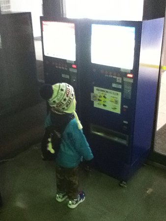 201112123グッズ販売機