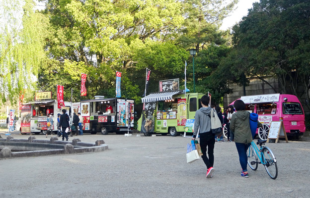 鶴舞公園花まつり 15 No 10 噴水前に沢山のキッチンカー 写真共有サイト フォト蔵