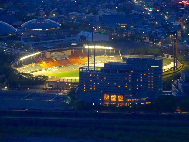 岐阜公園:展望レストランの展望台から見た夜景 - 10(長良川競技場)