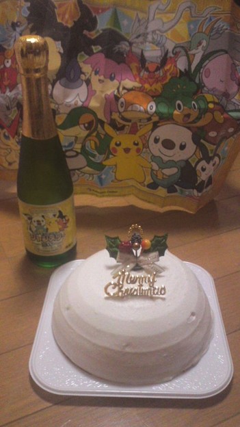 皆で買ったコンビニのクリスマスケーキとポケモンのシャンメリ O 写真共有サイト フォト蔵