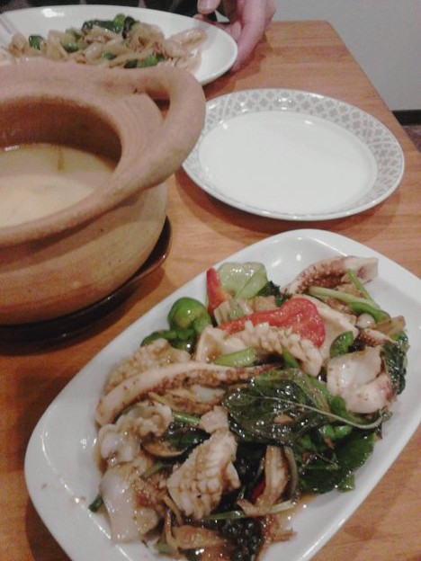 Photos: 手前は薬膳炒め、奥は食べかけなバジル太麺やきそば。