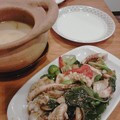 Photos: 手前は薬膳炒め、奥は食べかけなバジル太麺やきそば。