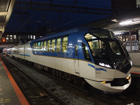 近鉄50000系しまかぜ 近鉄京都線大和西大寺駅01