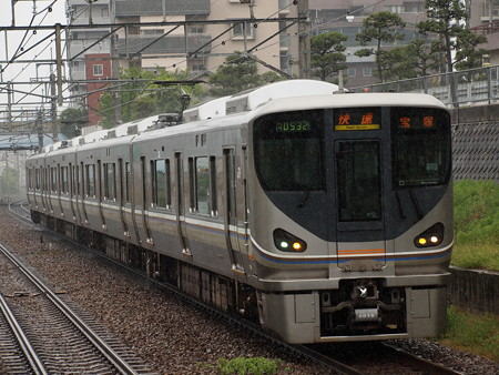 225系快速 福知山線伊丹駅