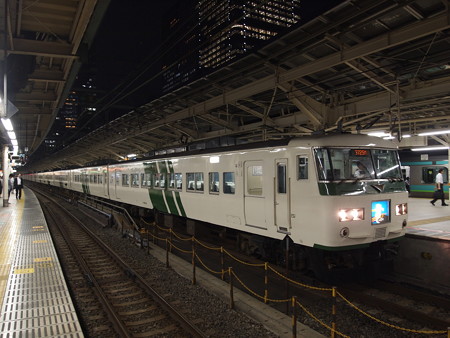 185系湘南ライナー 東海道本線東京駅03