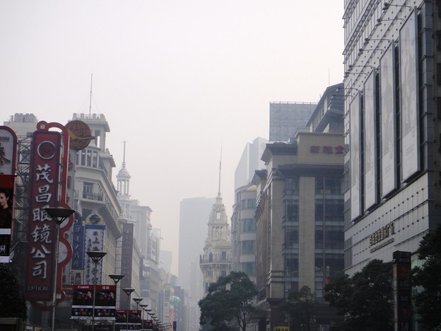 上海　南京東路　歩行街の朝もやの中の塔