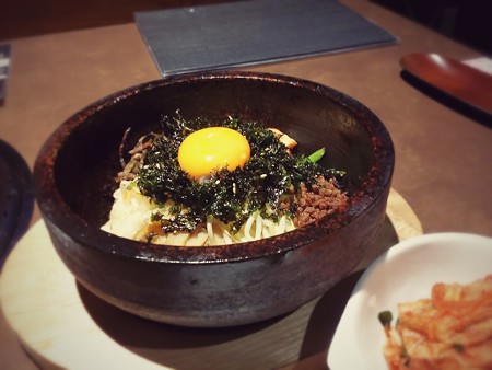 友人のお店で大好きな石焼ビビンバを頂く。 お腹と心が落ち着く。キムチも美味。