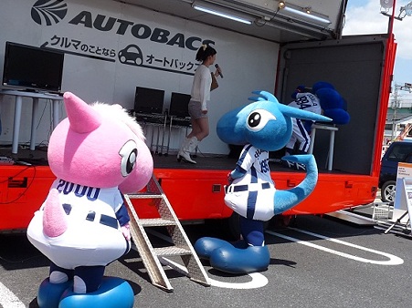 ドアラはすぐに日陰に・・・。