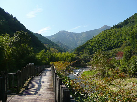 黒川沿いのボードウォーク