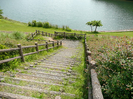 湖畔へ続く階段