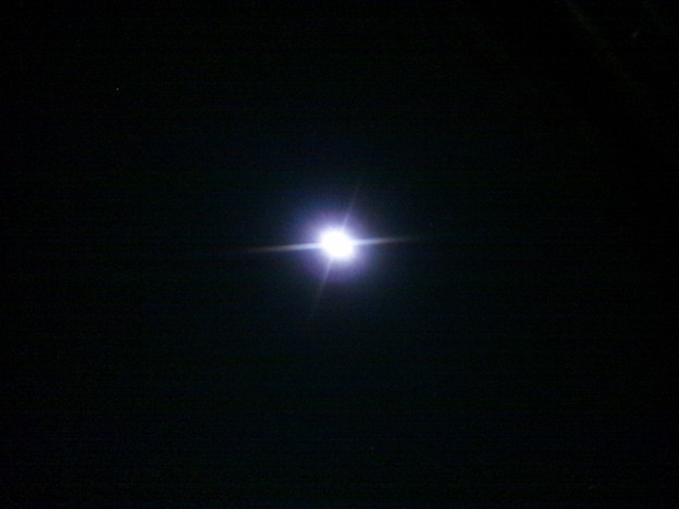 スマフォで皆既月食撮ったらウルトラの星のようになった