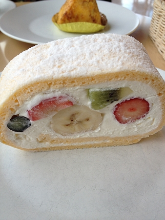 汐風カフェ　米粉フルーツロール