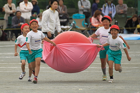28-午後唯一の競技、大玉運び