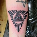 ピラミッドに目tattoo