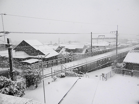 市街地が見えない雪の朝