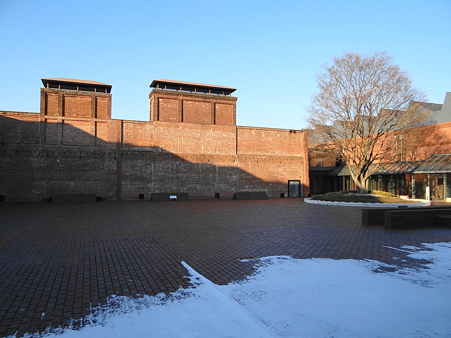 雪が残る産業技術記念館