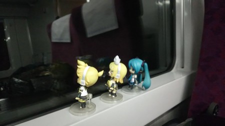 二宮→国府津間。 ミク:「やっとボックス展開して、ゆったりくつろ...