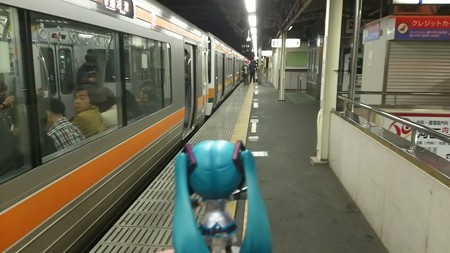 ミク:「沼津行きの臨時電車が出ますよ、よかったですね♪」