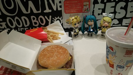 ミク:「今日はいろいろありましたね……」 リン:「リュック、大丈...