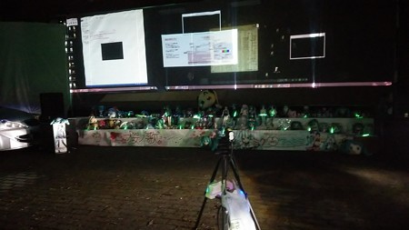 ステージ下の祭壇の全景。 ではこれより、「伊自良湖夜桜ミク2」、...
