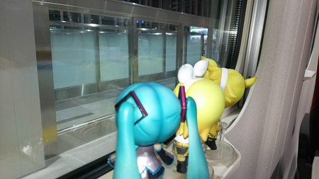 ミク:「富山駅に停車です!」 リン:「次はもう終点の金沢だゅ!」