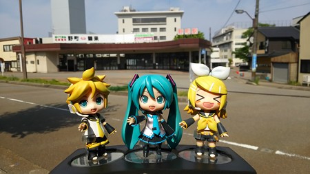 リン:「ホテルから歩いて25分、野町駅だぉ」 ミク:「町の中心部...