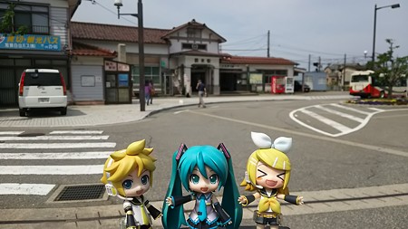 ミク:「鶴来駅は、赴きのあるのんびりした駅ですね」 リン:「思え...