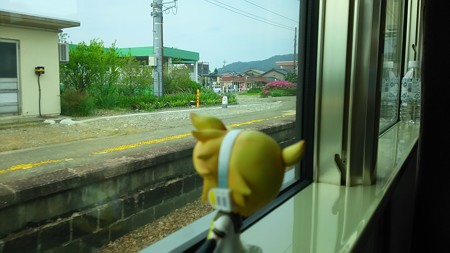 泊駅に5分遅れて到着。ここで日本海ひすいラインの気動車に乗り換え...