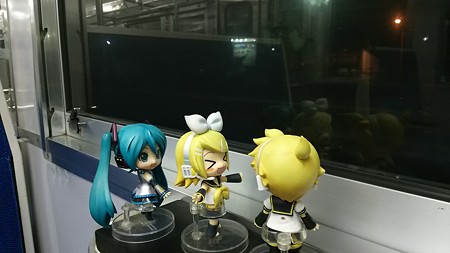 牟礼駅に停車。 リン:「なんかもういろいろと、ムレムレの駅!!」...
