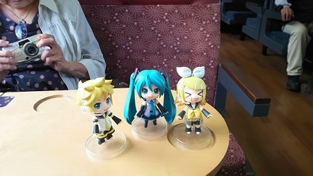 ミク:「通路側席なのは、まあしょうがないですね」 レン:「満員御...