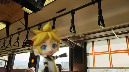 レン:「そういえば、全車両指定席なのに、つり革があるっておかしく...