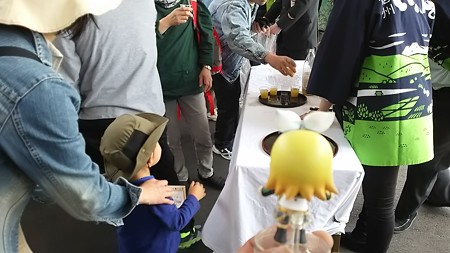 飯山駅で、16分停車。 リン:「リンゴジュースのサービスサービス...