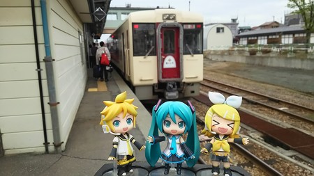 リン:「十日町駅に到着ぅー♪」 ミク:「お疲れ様でした。ここで温...