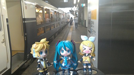 ミク:「長岡駅に到着です!」 リン:「お疲れサンマー麺!!」 レン...
