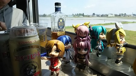 新津→五泉間。 めー:「勢いがいいね、もう2杯目♪ とことん付き...