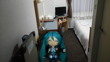 ホテルにチェックインしました。 ミク:「こちらが本日御一泊、4000...