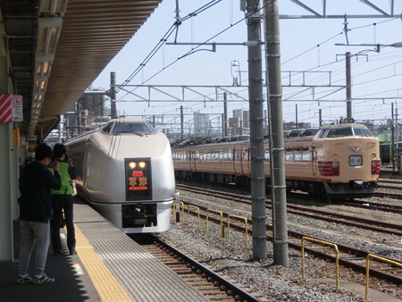 651系と485系