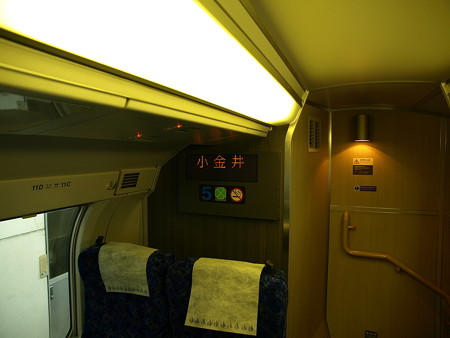 E231系グリーン車車内1