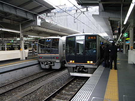 321系と207系(大阪駅)