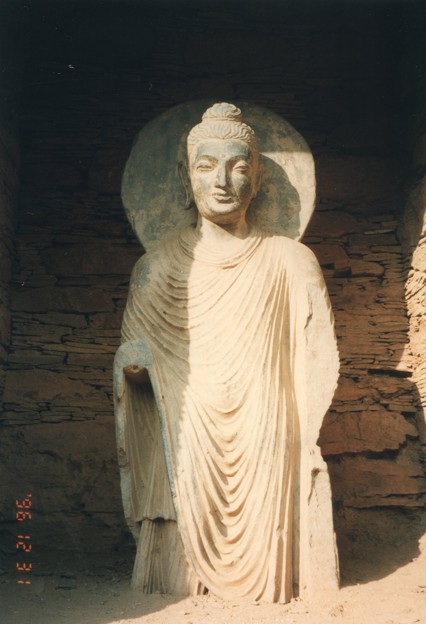 ｶﾞﾝﾀﾞｰﾗ 龕の仏像～仏教彫刻 　Buddha statue,Takht-i-Bahi　＊海山を越えて日本に伝わりし衣紋の流れ見れば尊し