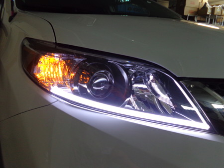 シエナ　ＮＥＷアウディ風ＬＥＤ　ホワイト　運転席側