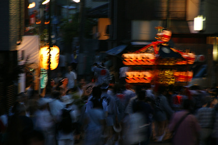 夕暮れ、神輿が練り歩く!