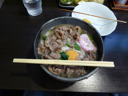 肉うどん生卵入り