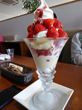大きいいちごパフェ