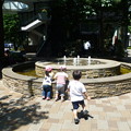 噴水で遊ぶ園児達