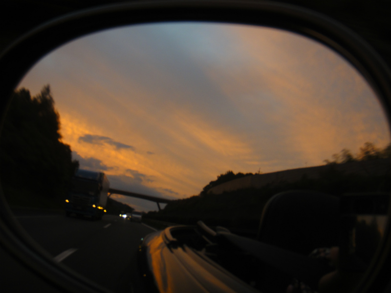 後方に広がる綺麗な夕焼け空