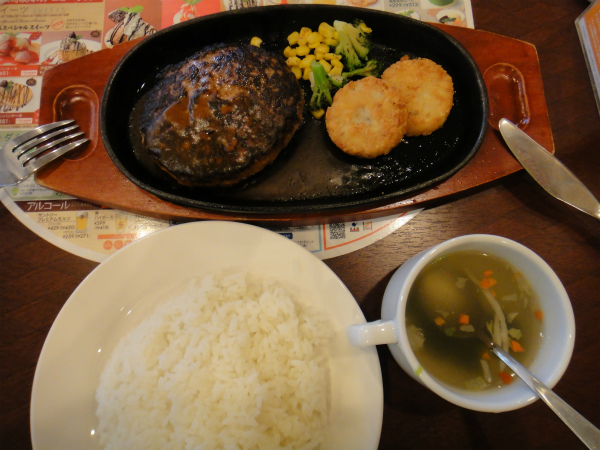 ハンバーグランチ、これで390円は安い