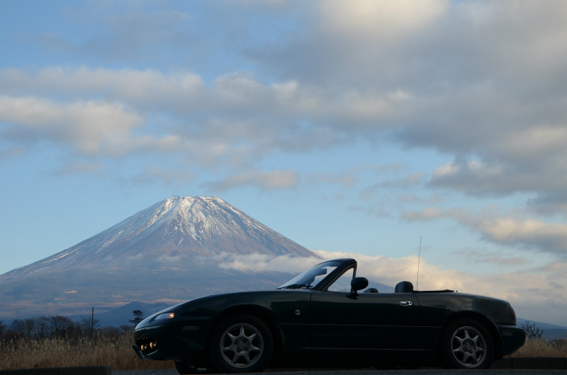 大晦日の富士山とユーノスロードスターの姿