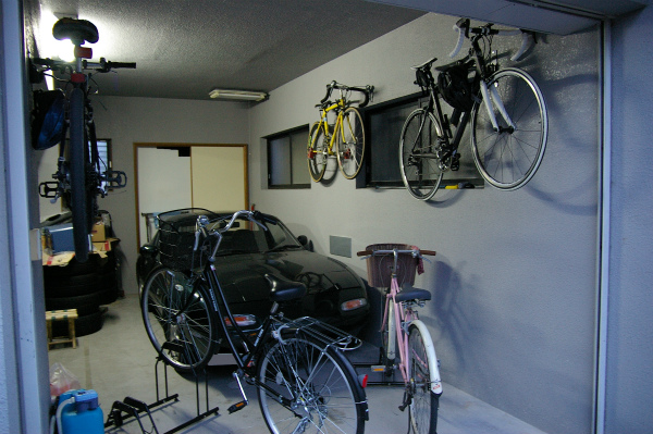 手前に自転車を置くとごちゃごちゃしたガレージになる
