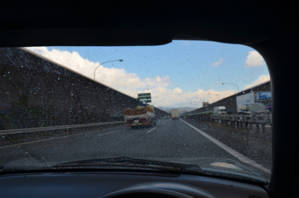 青空なのに強めの雨に打たれながら走る